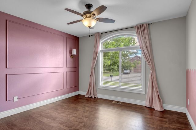 706 E Rolling View Dr, Park City, KS 67147