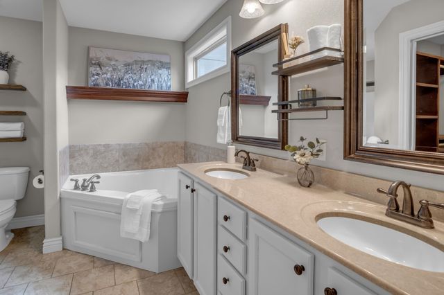 706 E Rolling View Dr, Park City, KS 67147