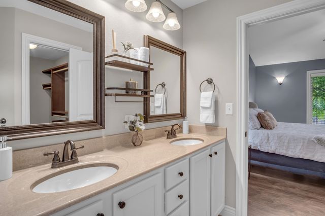 706 E Rolling View Dr, Park City, KS 67147