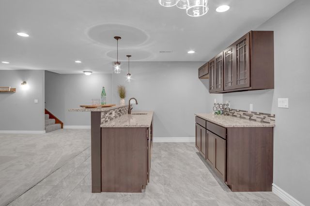 706 E Rolling View Dr, Park City, KS 67147