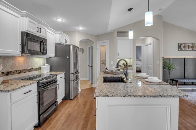 706 E Rolling View Dr, Park City, KS 67147