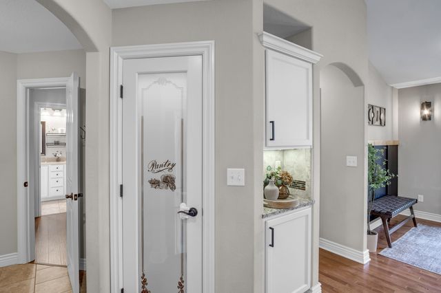 706 E Rolling View Dr, Park City, KS 67147