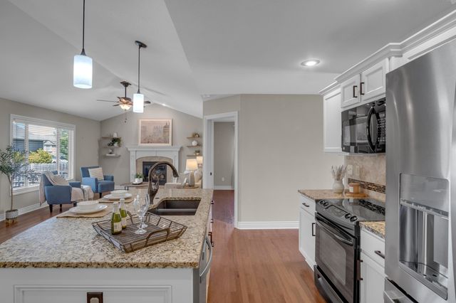 706 E Rolling View Dr, Park City, KS 67147