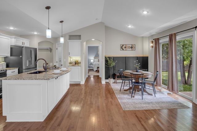 706 E Rolling View Dr, Park City, KS 67147
