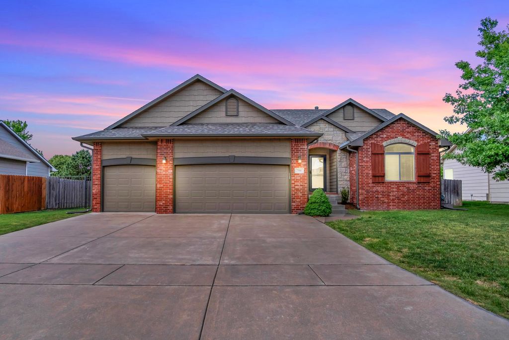 706 E Rolling View Dr, Park City, KS 67147