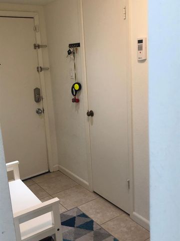 2300 Augusta Drive 32, Houston, TX 77057