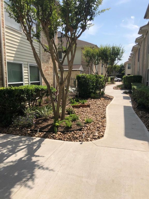 2300 Augusta Drive 32, Houston, TX 77057