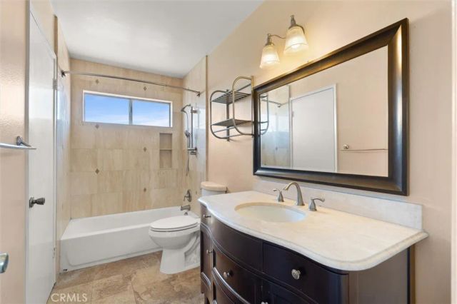 3018 S Pacific Avenue, Santa Ana, CA 92704