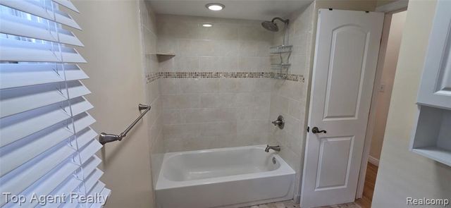 5625 Putnam Drive, West Bloomfield, MI 48323