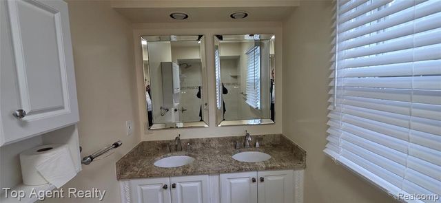 5625 Putnam Drive, West Bloomfield, MI 48323