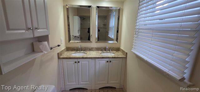 5625 Putnam Drive, West Bloomfield, MI 48323