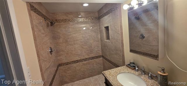 5625 Putnam Drive, West Bloomfield, MI 48323