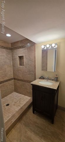 5625 Putnam Drive, West Bloomfield, MI 48323