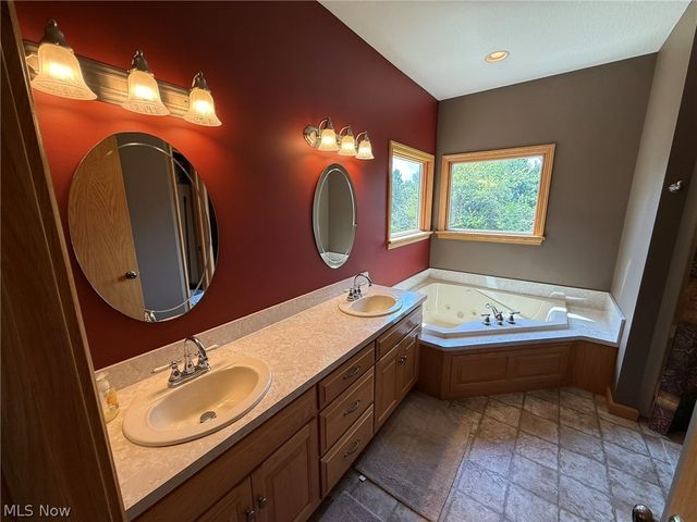 734 Pga Boulevard NE, New Philadelphia, OH 44663