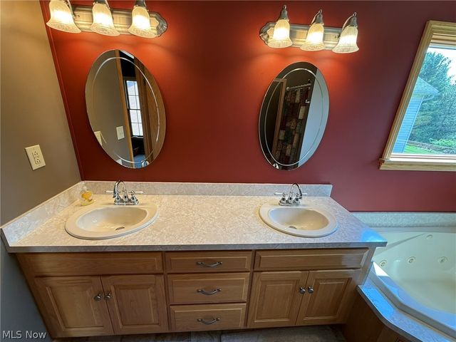 734 Pga Boulevard NE, New Philadelphia, OH 44663
