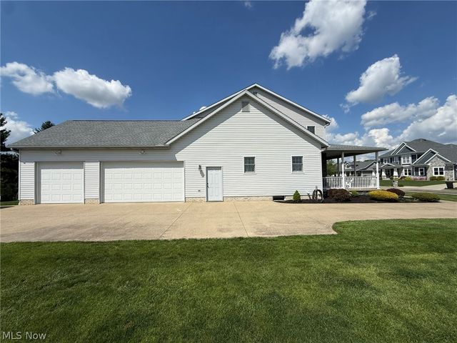 734 Pga Boulevard NE, New Philadelphia, OH 44663