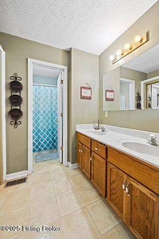 887 Floyds Fork Dr, Shepherdsville, KY 40165