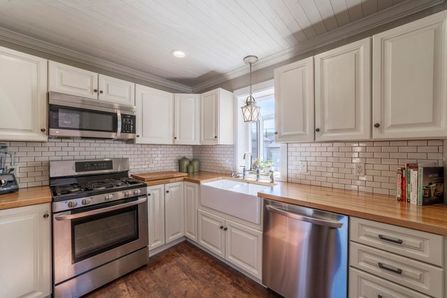 6828 Schneider Avenue, Hammond, IN 46323