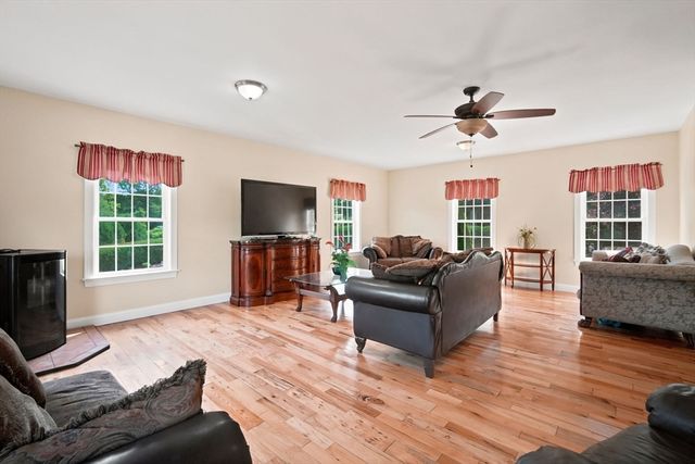 54 College Hwy, Southwick, MA 01077