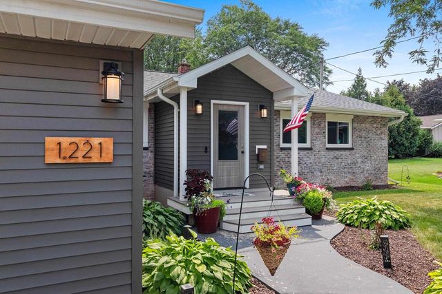 1221 E HANSON DRIVE, Appleton, WI 54915