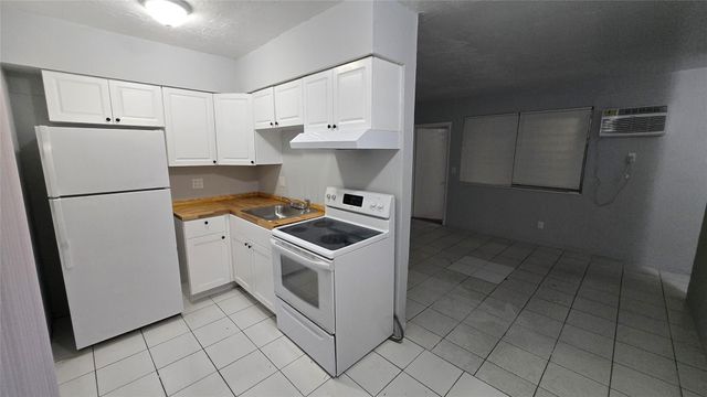 16951 NE 18th Ave 4, North Miami Beach, FL 33162