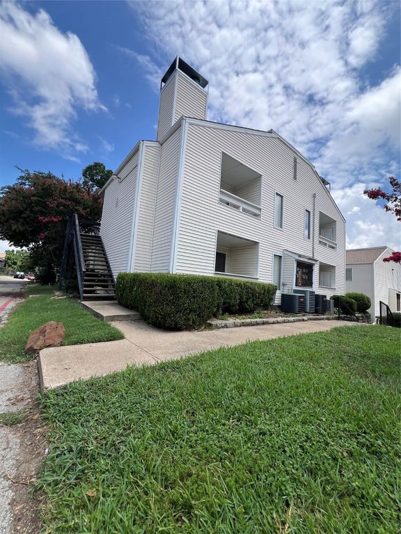 7431 Holly Hill Drive 105, Dallas, TX 75231