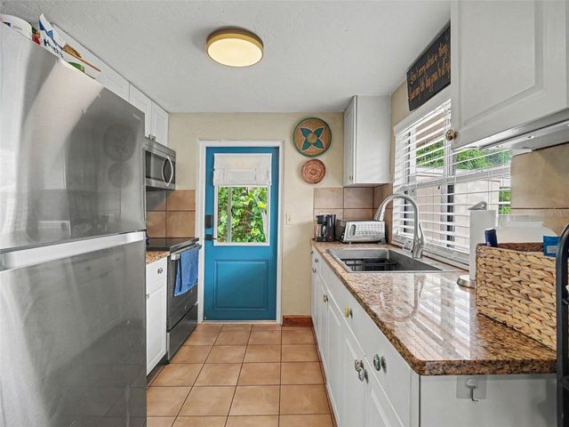 3035 HILLVIEW STREET, Sarasota, FL 34239