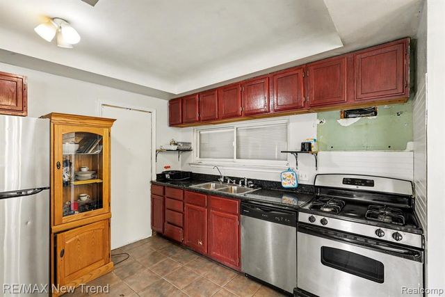 2174 Middlebelt Road, West Bloomfield, MI 48324