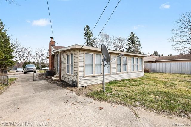 2174 Middlebelt Road, West Bloomfield, MI 48324