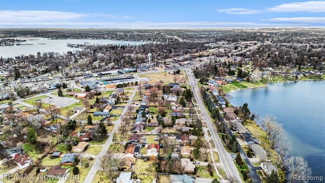 2174 Middlebelt Road, West Bloomfield, MI 48324