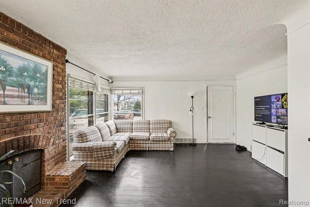 2174 Middlebelt Road, West Bloomfield, MI 48324