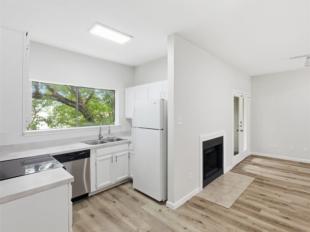 7126 Holly Hill Drive 210, Dallas, TX 75231