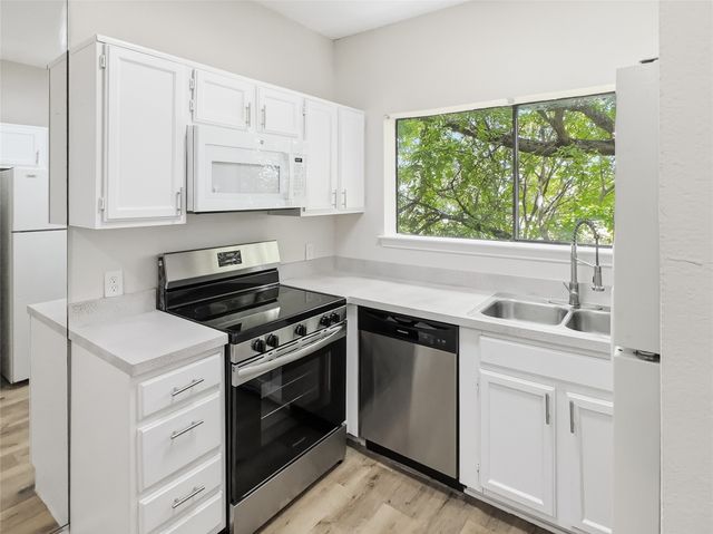 7126 Holly Hill Drive 210, Dallas, TX 75231