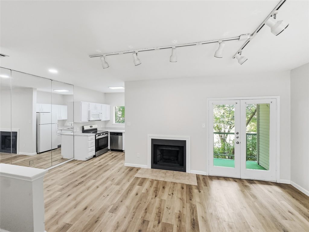 7126 Holly Hill Drive 210, Dallas, TX 75231