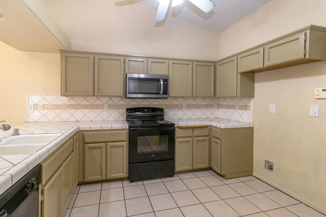 5438 N State Street, Fresno, CA 93722