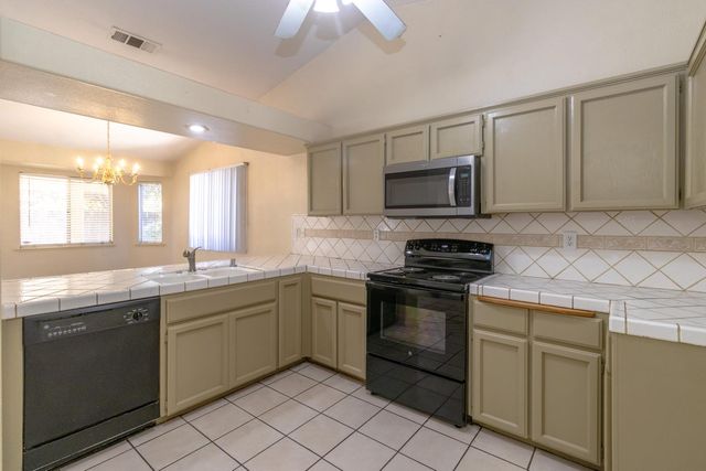 5438 N State Street, Fresno, CA 93722