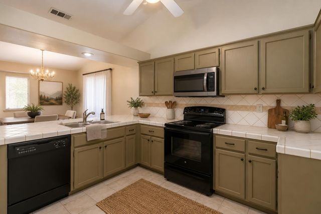 5438 N State Street, Fresno, CA 93722
