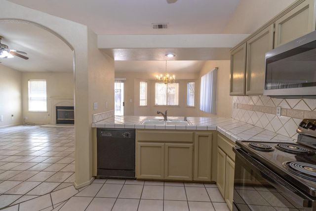 5438 N State Street, Fresno, CA 93722