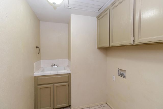 5438 N State Street, Fresno, CA 93722