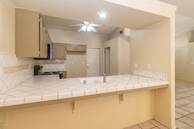 5438 N State Street, Fresno, CA 93722