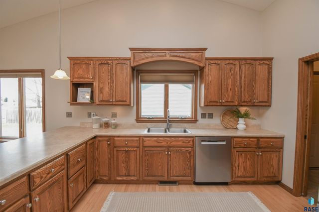 601 Emmett Trl Trail, Harrisburg, SD 57032