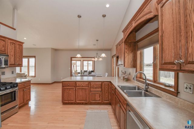601 Emmett Trl Trail, Harrisburg, SD 57032