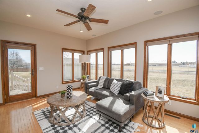 601 Emmett Trl Trail, Harrisburg, SD 57032
