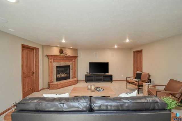 601 Emmett Trl Trail, Harrisburg, SD 57032