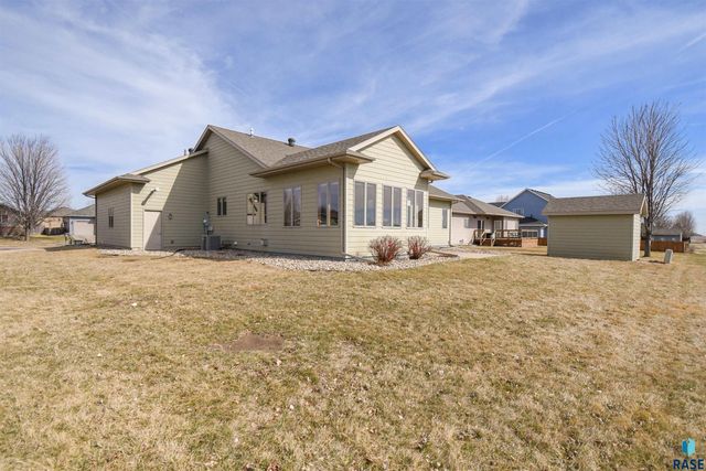 601 Emmett Trl Trail, Harrisburg, SD 57032