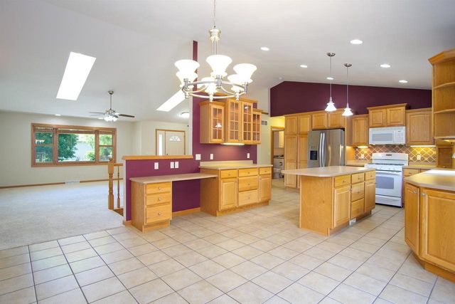 3096 Castleton Crossing, Sun Prairie, WI 53590