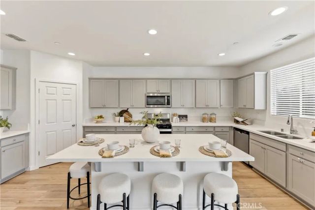 6690 E Adena, Fresno, CA 93727
