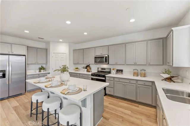 6690 E Adena, Fresno, CA 93727