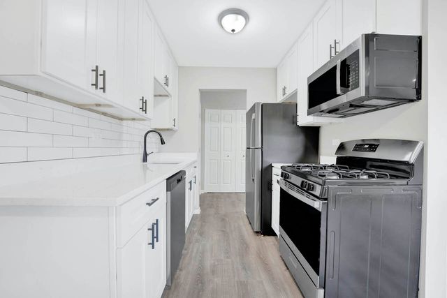 151 W 63rd Street F204, Westmont, IL 60559