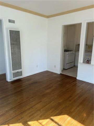 871 N Hoover, Los Angeles, CA 90029